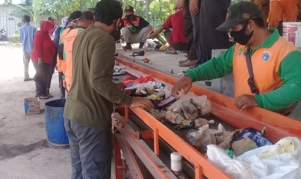 Warga RW 09 Kelurahan Lubang Buaya Kelola Sampah dengan Sistem Maggot