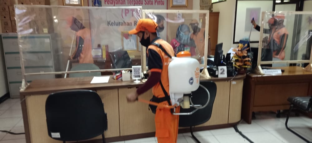 PPSU Semprot Disinfektan Segala Fasilitas Ruang Kantor Kelurahan Rawa Bunga
