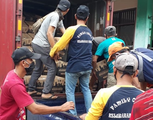 Warga Kelurahan Cibubur Terima 15.871 Paket Bansos dari Pemprov DKI