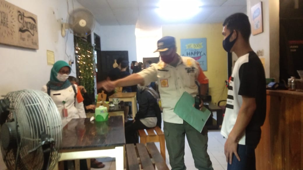 Tekan Kasus COVID-19, Kelurahan Pondok Kopi Gelar Razia Kerumunan di Kafe