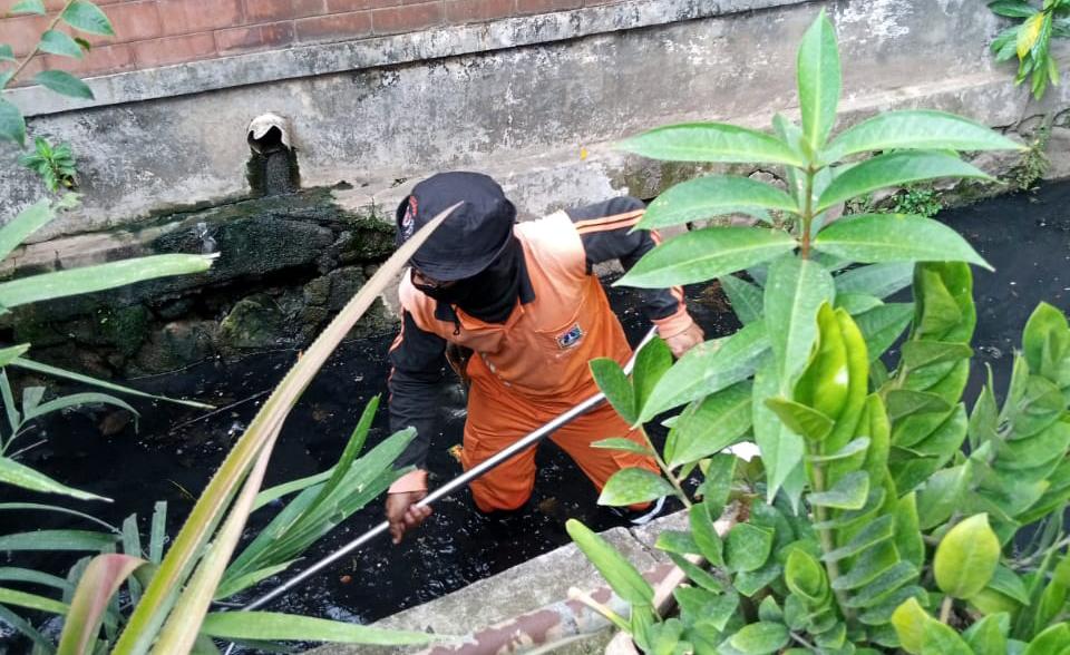 2 Saluran Air di Kelurahan Pondok Bambu Dikeruk Jelang Musim Hujan