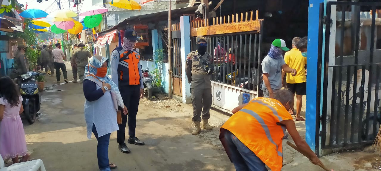 Jajaran Kelurahan Rawa Bunga Operasi Tertib Masker di Lingkungan Warga