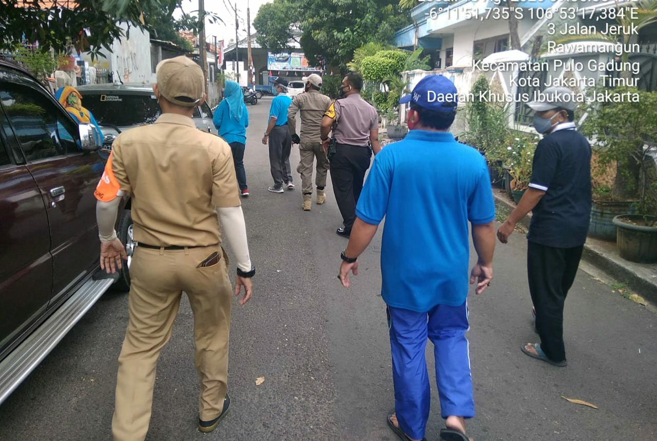 Petugas Gabungan Kelurahan Rawamangun Sosialisasikan 3M di Permukiman Warga