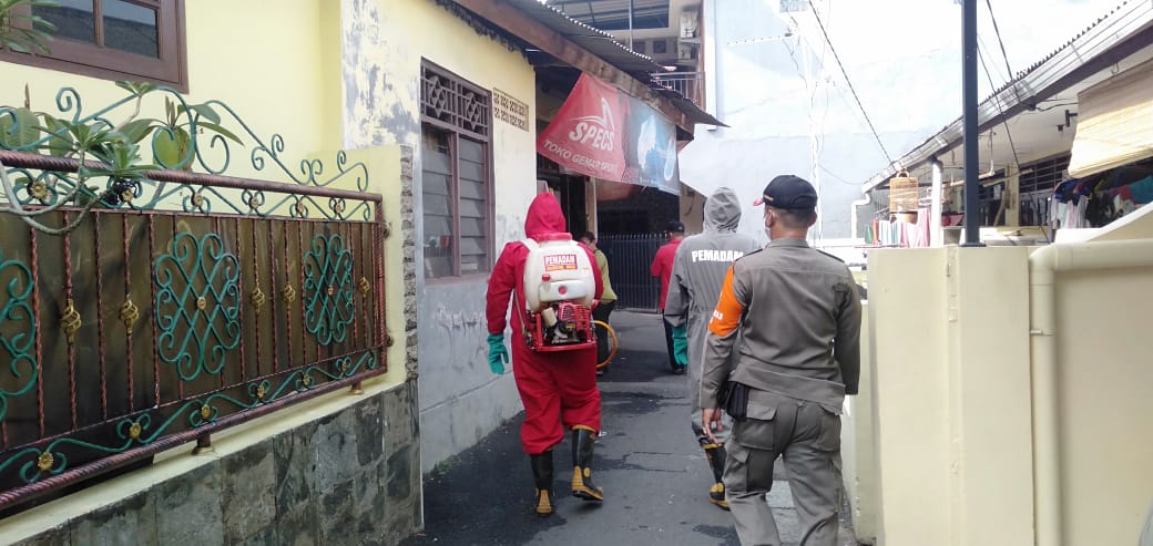 Kasus COVID-19 Meningkat, Kelurahan Pinang Ranti Gencar Semprot Disinfektan