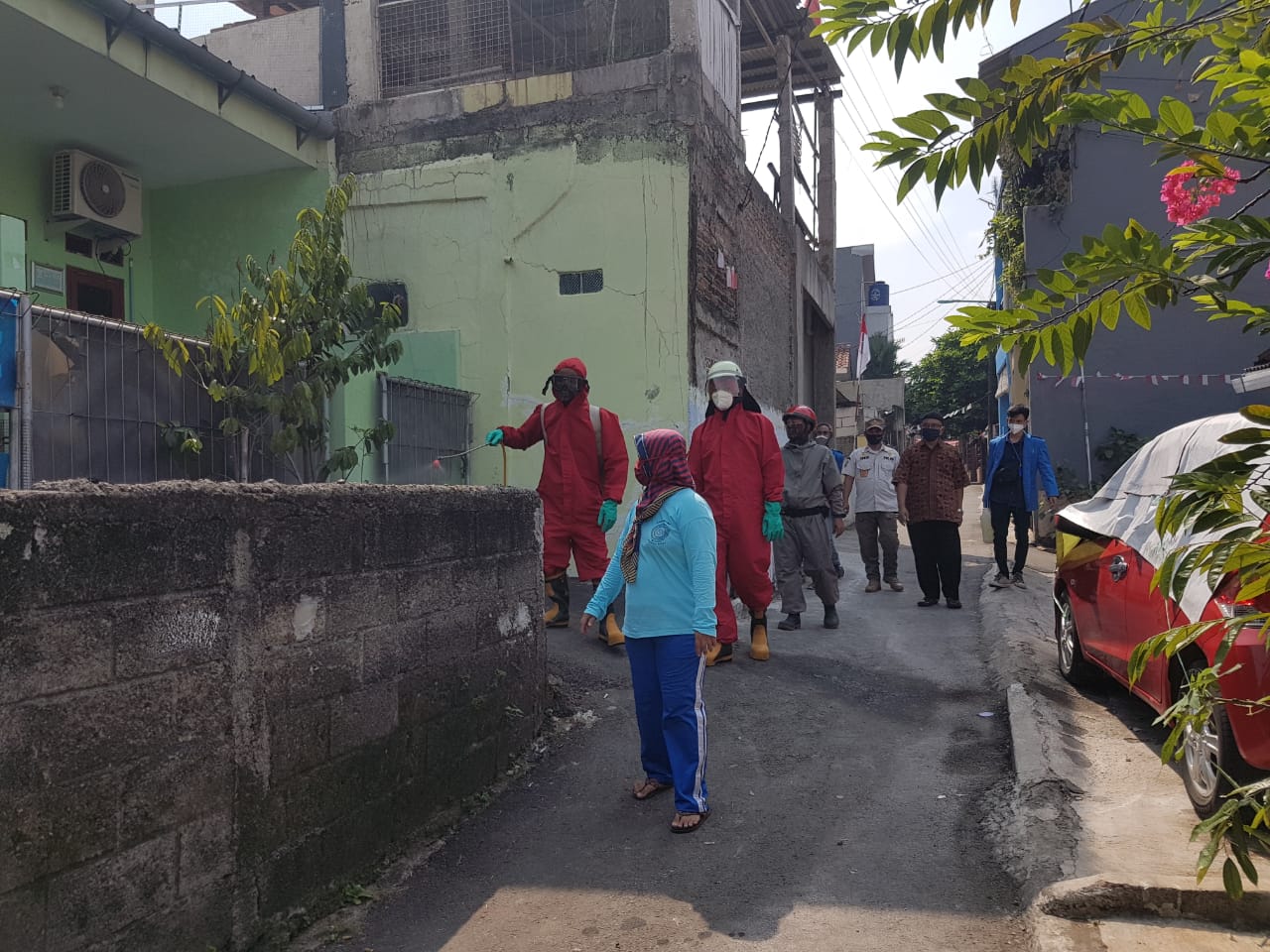 Jaga Sterilasi Wilayah, RW 01 Kelurahan Pinang Ranti Disemprot Disinfektan