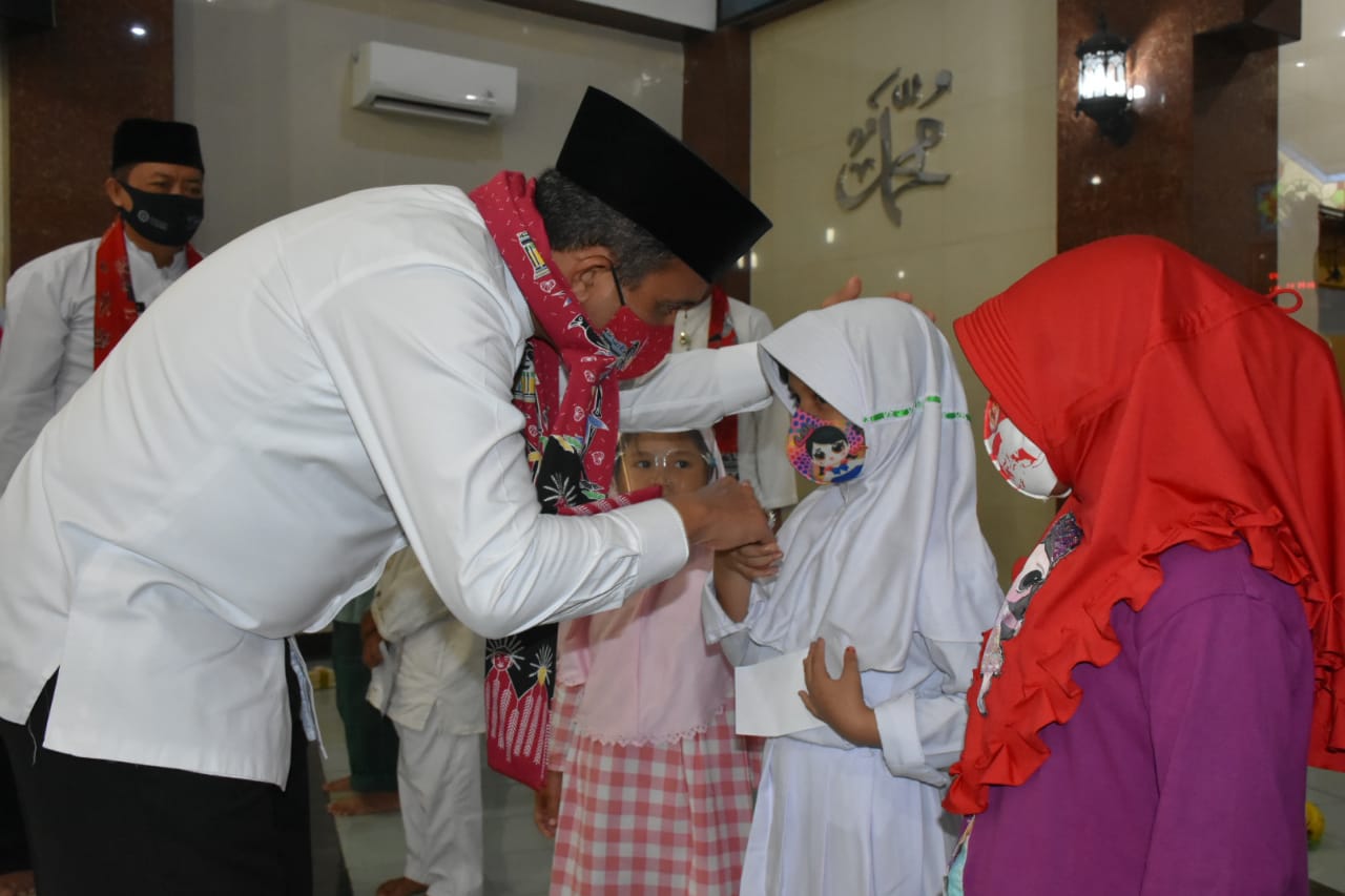 Safari Jumat, Wali Kota Santuni Anak Yatim di Kelurahan Pondok Kopi