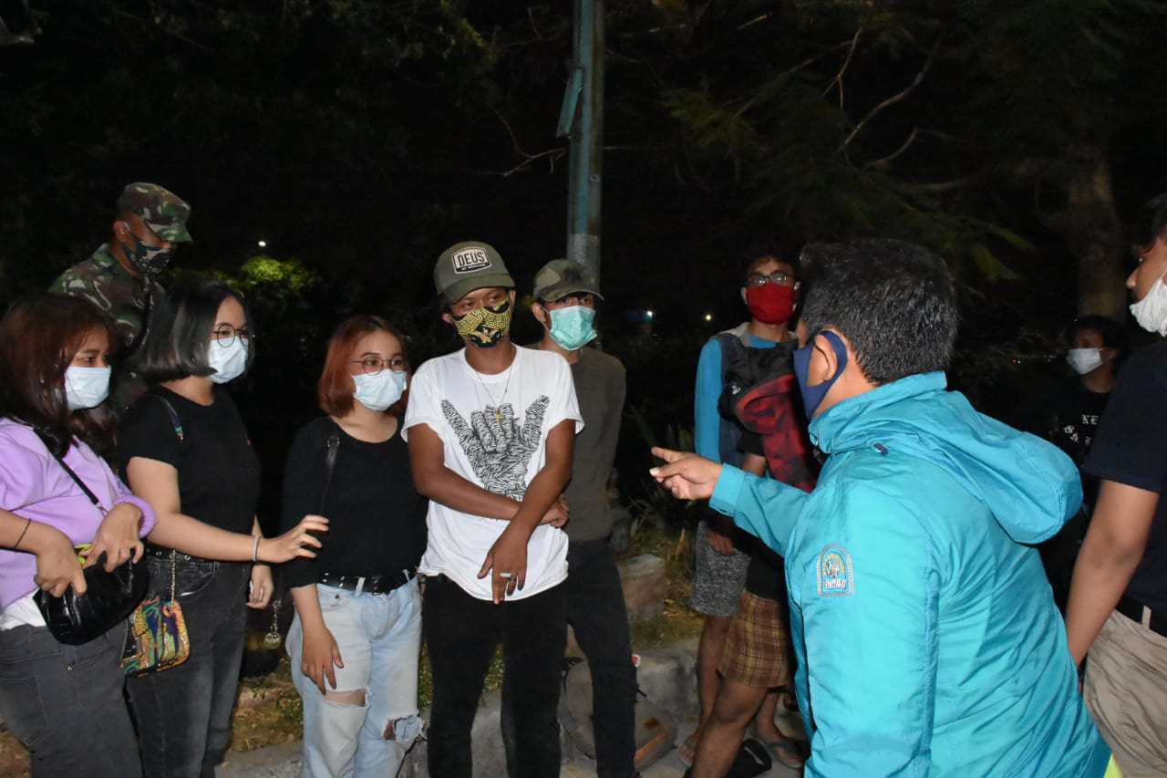 Kelurahan Pondok Kopi Patroli Wilayah Kerumunan Warga dan Sosialisasikan 3M