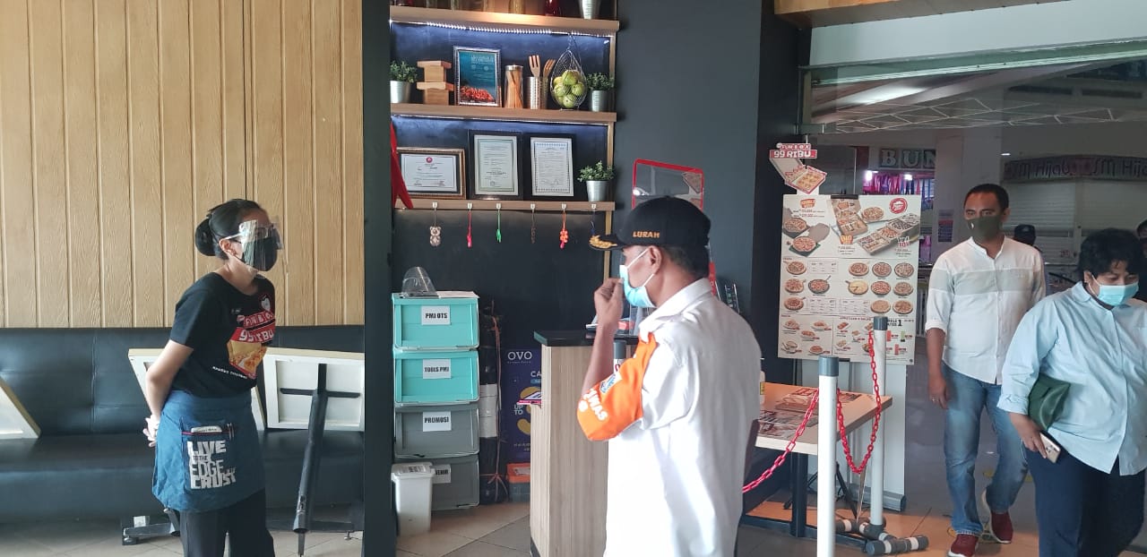 Kelurahan Pinang Ranti Pantau Kepatuhan PSBB di Tamini Square