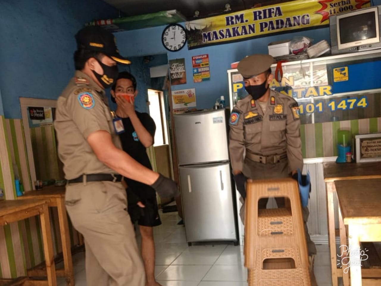 Sediakan Makan di Tempat, Satpol PP Kelurahan Kalisari Beri Surat Teguran