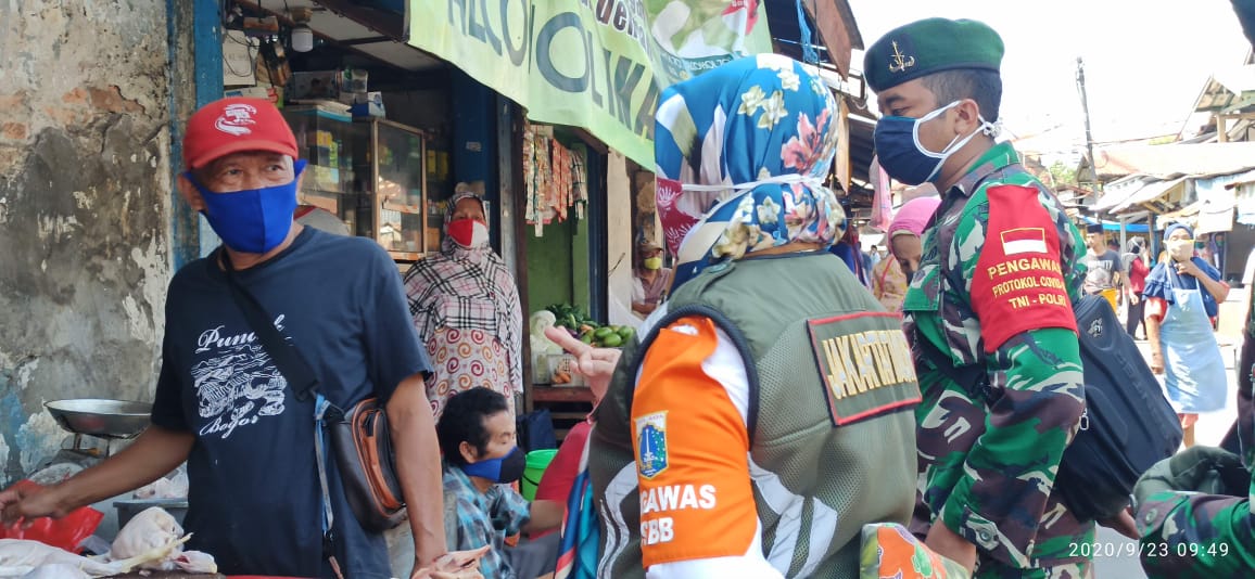 Kelurahan Pisangan Baru Gelar Operasi TIBMASK di Pasar Jangkrik