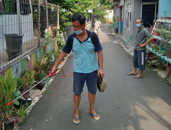 2 RW Kelurahan Cibubur Disempot Disinfektan Demi Cegah Penyebaran COVID-19