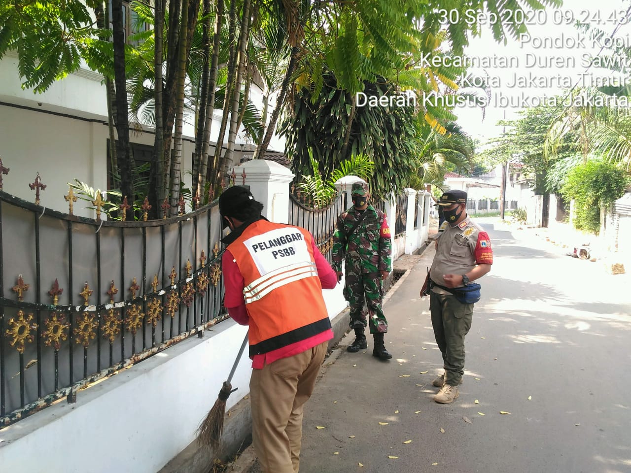 Pelanggar PSBB di Jalan Bina Karya Kelurahan Pondok Kopi Dijerat Sanksi