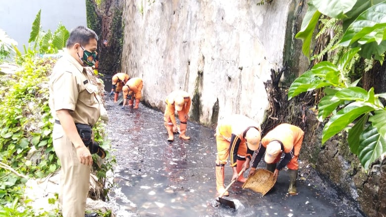 PPSU Kelurahan Kalisari Bersihkan Saluran Air di Jalan Balong Kirai