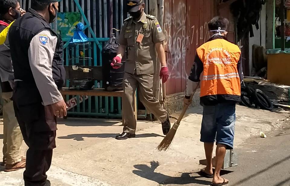 Pelanggar Operasi TIBMASK di 4 Wilayah Kelurahan Kalisari Disanksi Menyapu