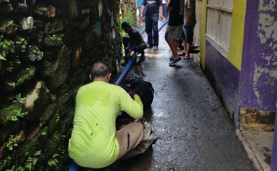 Cegah Kembali Timbulnya Genangan, PPSU Kelurahan Cawang Bersihkan Saluran