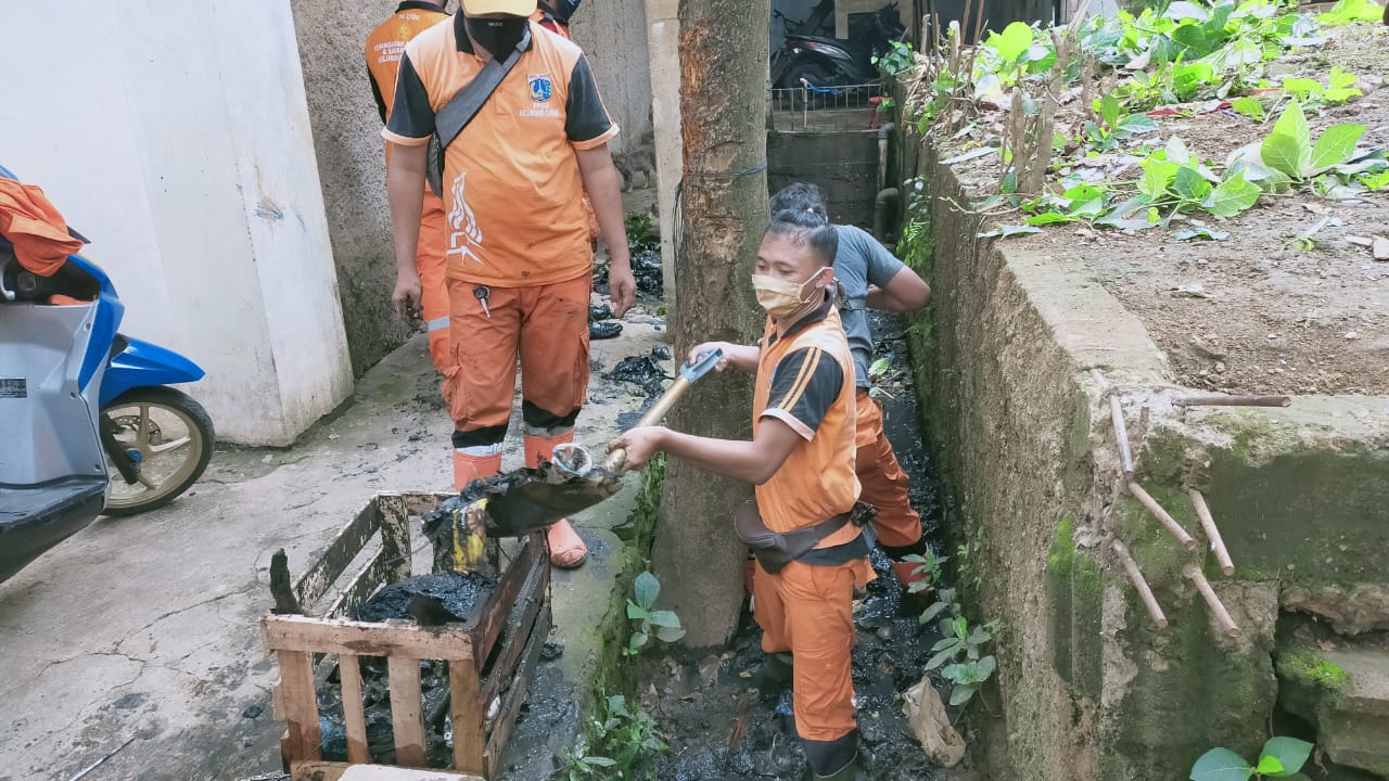 25 Petugas Gabungan Kelurahan Cawang Bersihkan Saluran Air di RW 01