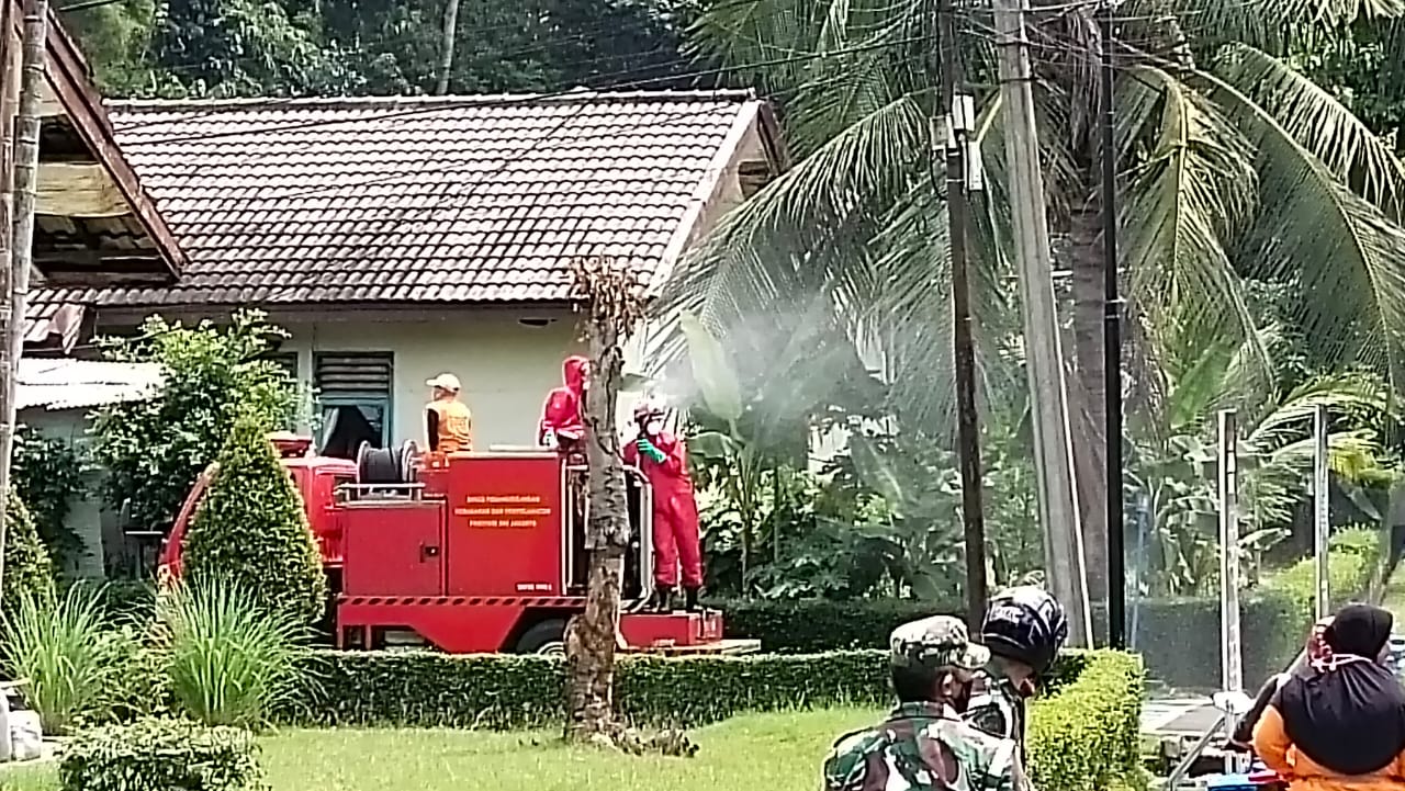 Cegah Penyebaran COVID-19, Tiga RW di Kelurahan Baru Disemprot Disinfektan
