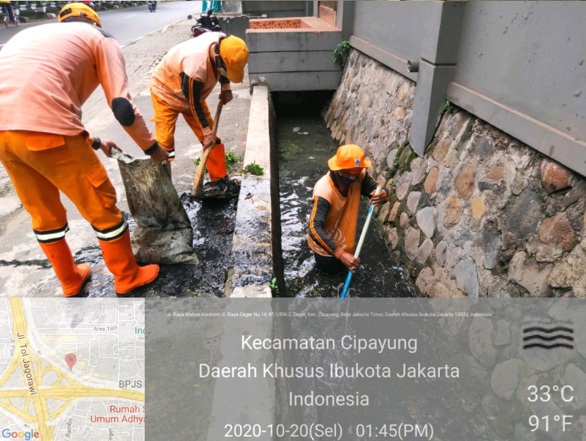 Petugas PPSU Kelurahan Ceger Bersihkan Saluran Tertutup Lumpur