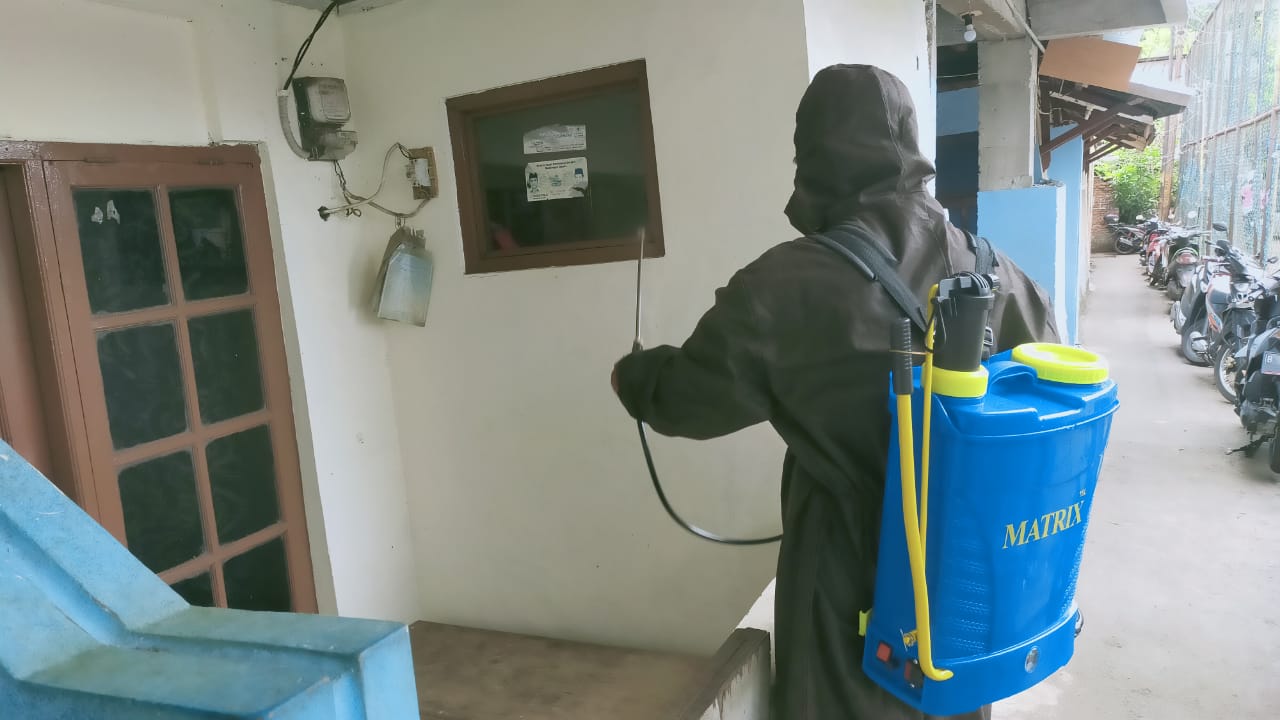 Cegah Penyebaran COVID-19, RW 03 Kelurahan Cawang Disemprot Disinfektan