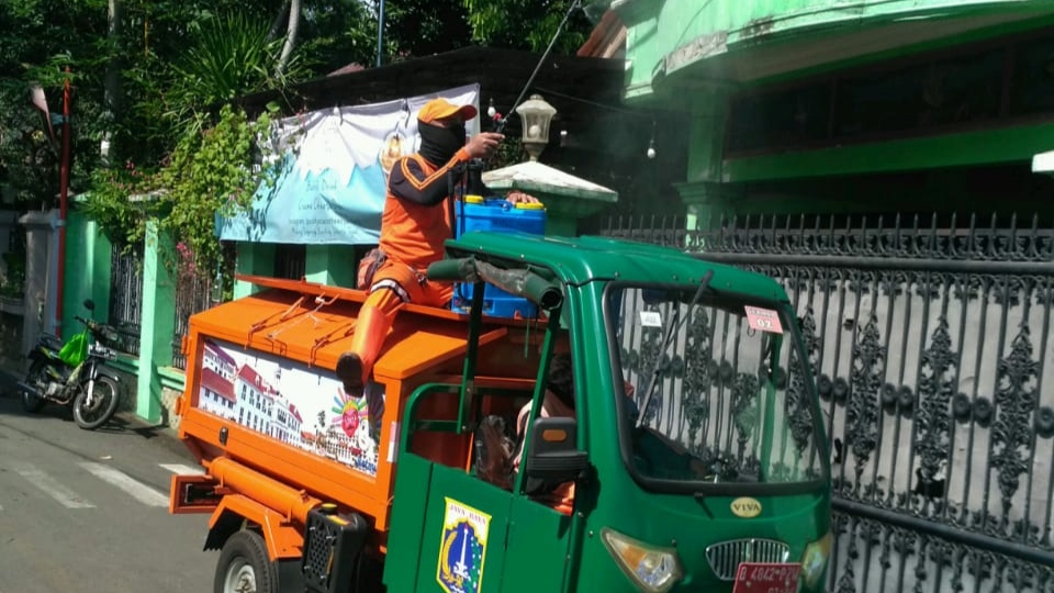 Kelurahan Baru Semprot Cairan Probiotik di 4 Lokasi Warga