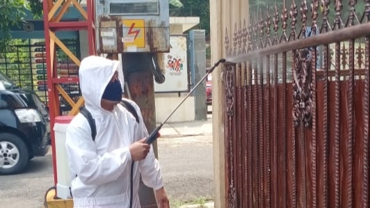 PPSU Kelurahan Baru Semprot Disinfektan di Rumah Warga Terpapar COVID-19