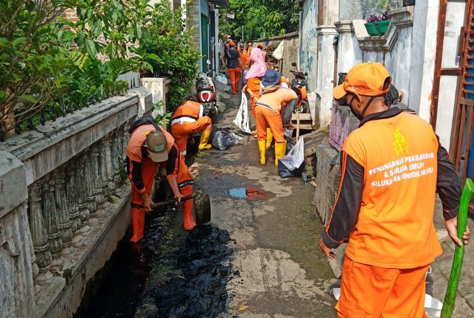 Cegah Genangan, Saluran di 2 RW Kelurahan Pondok Bambu Dikuras
