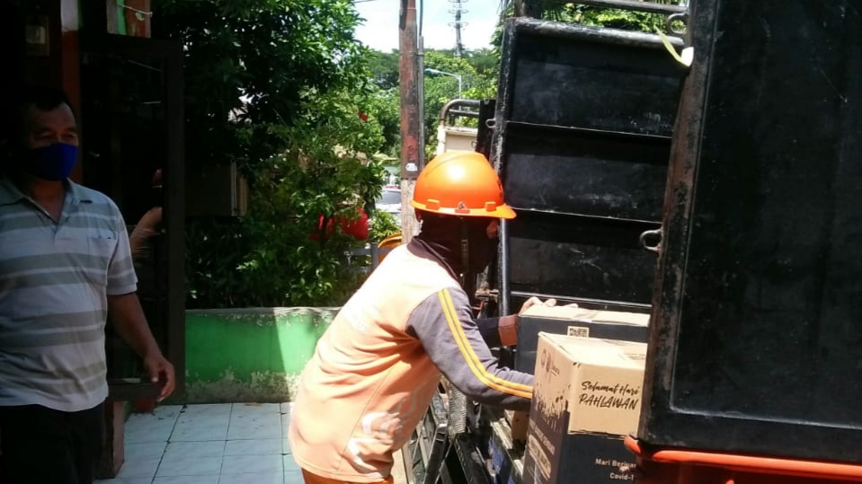 Ribuan Paket Bansos DKI Tahap 9 Dibagikan ke 5 RW di Kelurahan Bambu Apus