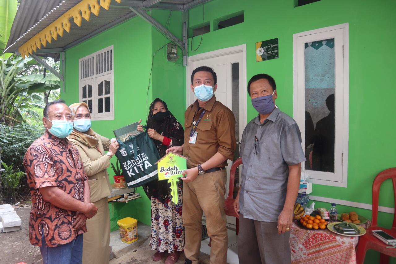 2 Warga di Kelurahan Bambu Apus Terima Hasil Bedah Rumah