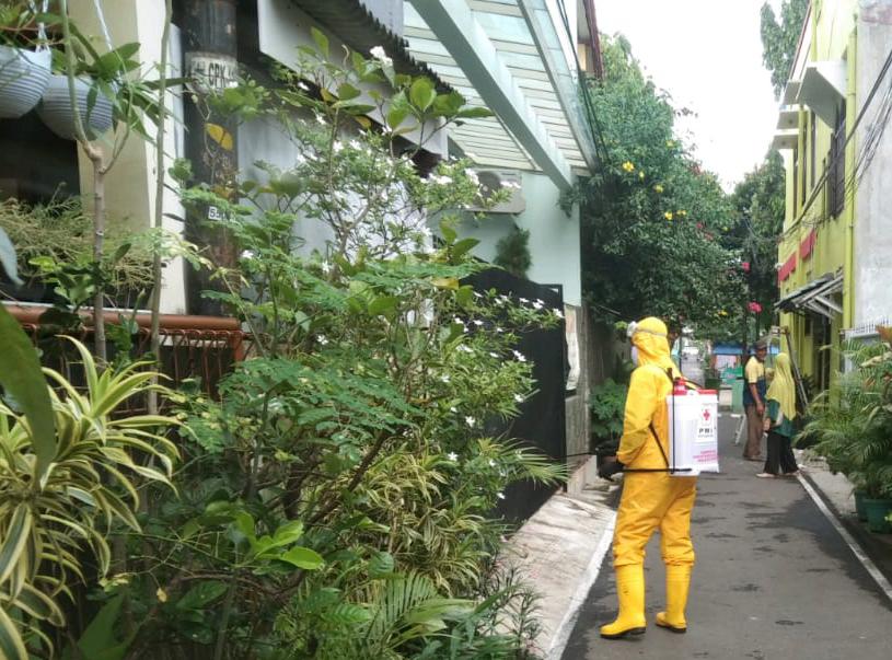 Lingkungan Warga RW 03 Kelurahan Kayu Putih Disemprot Disinfektan