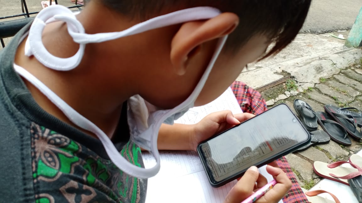 Berkat JAKWIFI, Pelajar RW 04 Kelurahan Pondok Bambu Tak Risaukan PJJ