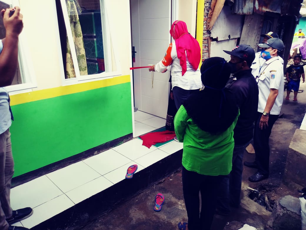 Warga Lansia di Kelurahan Pisangan Baru Terima Hasil Bantuan Bedah Rumah