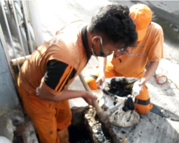 Lumpur Saluran di Jalan Pulo Mas Barat 8 Kelurahan Kayu Putih Dikeruk