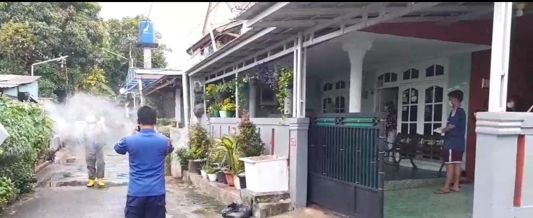 Cegah Penyebaran COVID-19, RW 03 Kelurahan Munjul Disemprot Disinfektan