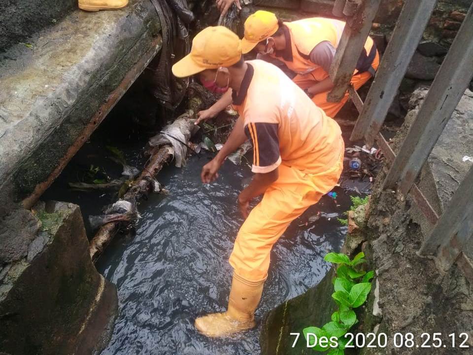 Kelurahan Kayu Putih Kuras 3 Saluran Air di RW Rawan Genangan