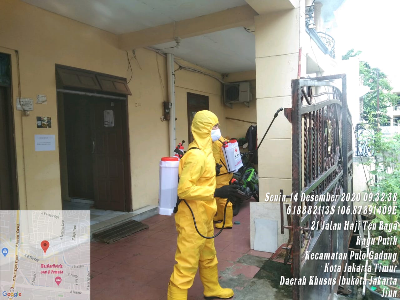 RW 06 dan RW 01 Kelurahan Kayu Putih Disemprot Cairan Disinfektan