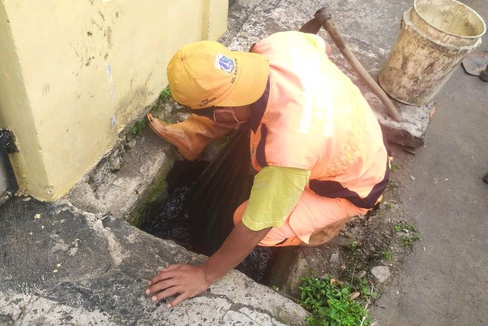 Tumpukan Lumpur di Saluran Jalan Batu Pandan Kelurahan Kayu Putih Dikeruk