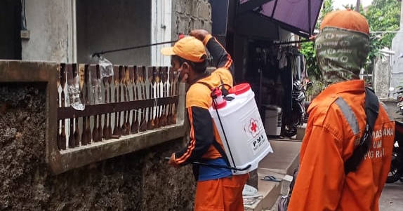 PPSU Kelurahan Pinang Ranti Semprot Disinfektan di Lingkungan Warga RW 01