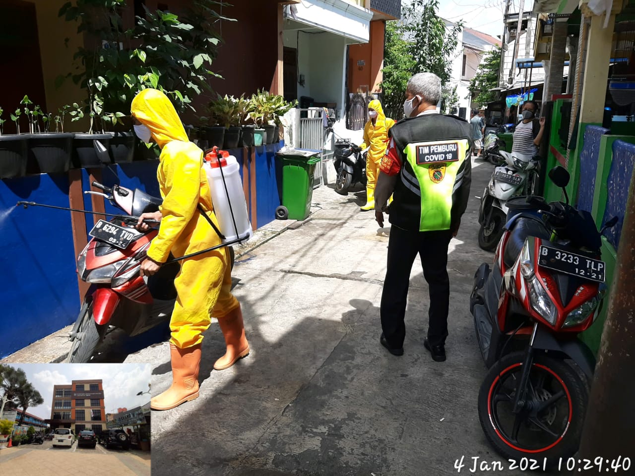 Dua RW di Kelurahan Kayu Putih Disemprot Disinfektan