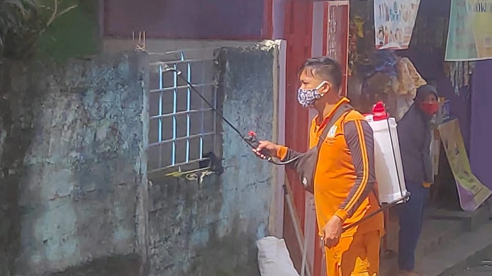 Cegah Penularan COVID-19, Kelurahan Baru Rutin Semprotkan Cairan Probiotik