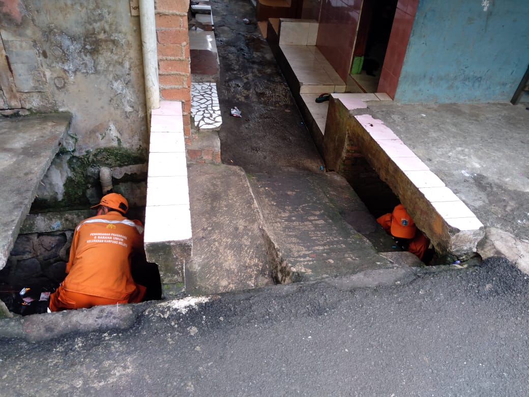 Saluran di Gang Liking Kelurahan Pinang Ranti Dibersihkan