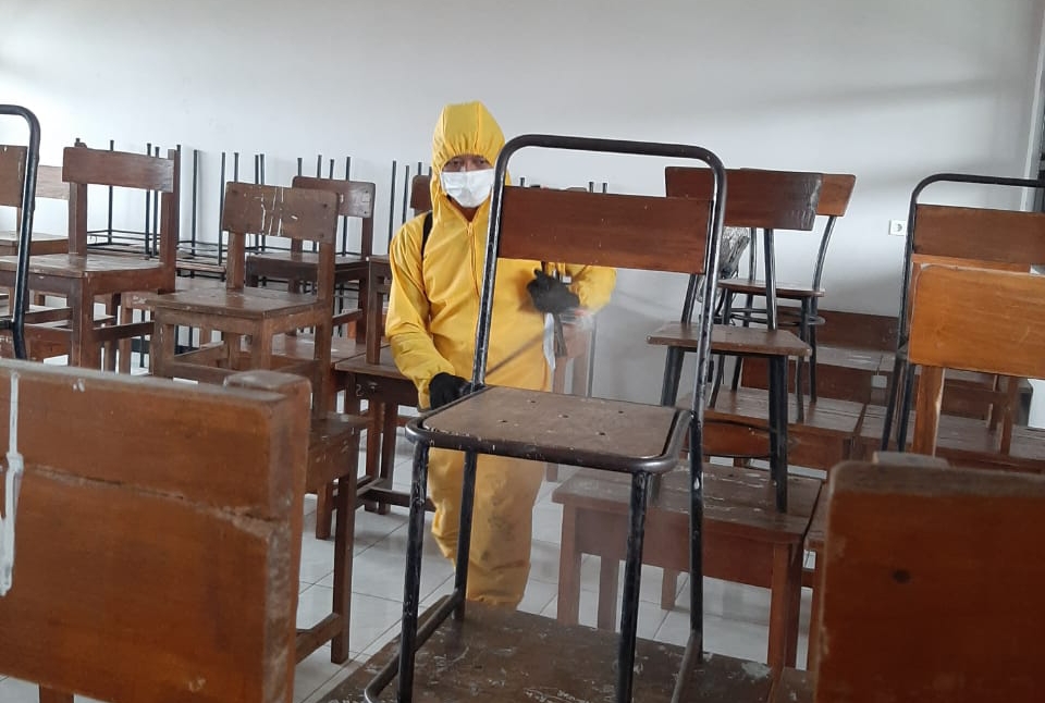 Kelurahan Kayu Putih Semprot Disinfektan di SDN Kayu Putih 08 Pagi
