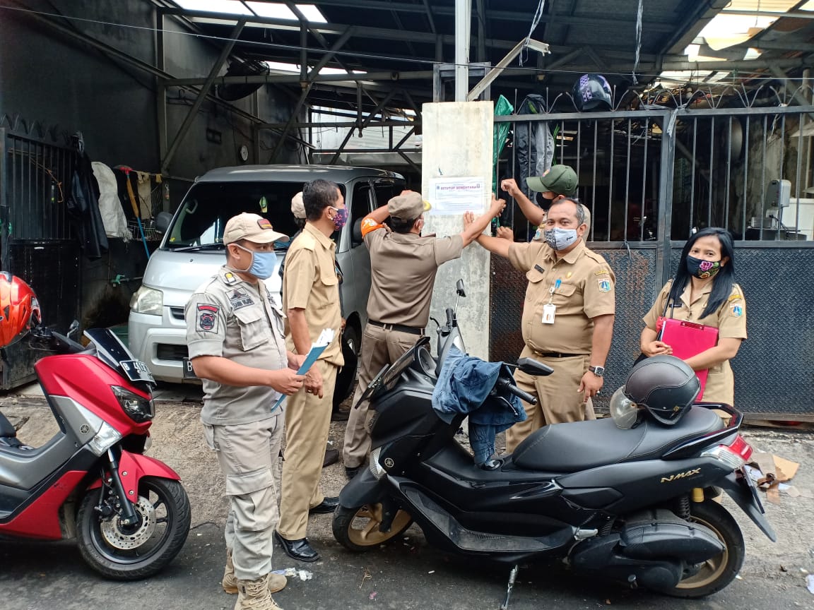 Satpol PP Kelurahan Utan Kayu Utara Segel Tempat Usaha Tak Berizin