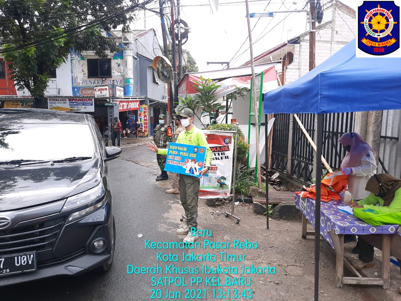 Pengendara Sepeda Motor Tak Pakai Masker di Kelurahan Baru Dihukum Menyapu
