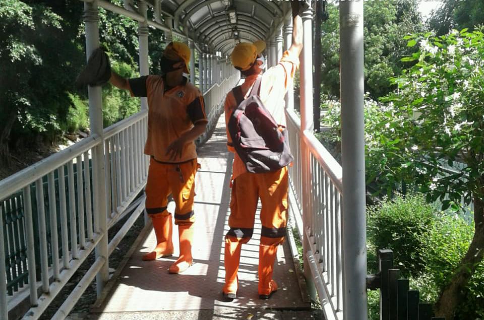 Dua JPO di Kelurahan Kayu Putih Dibersihkan