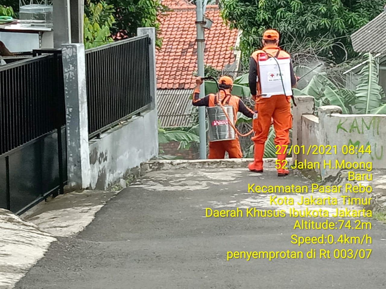 Cegah Penularan Covid-19, RW 07 Kelurahan Baru Disemprot Disinfektan