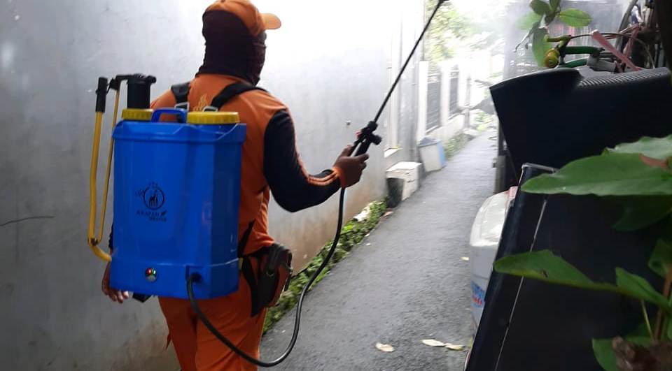 Cegah Penyebaran Covid-19, PPSU Kelurahan Baru Semprot Probiotik di RW 09
