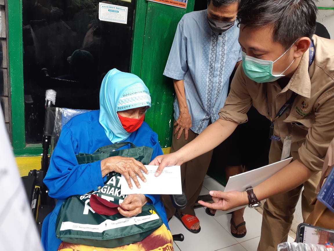Warga Kelurahan Pisangan Timur Terima Bantunan Kursi Roda dan Santunan
