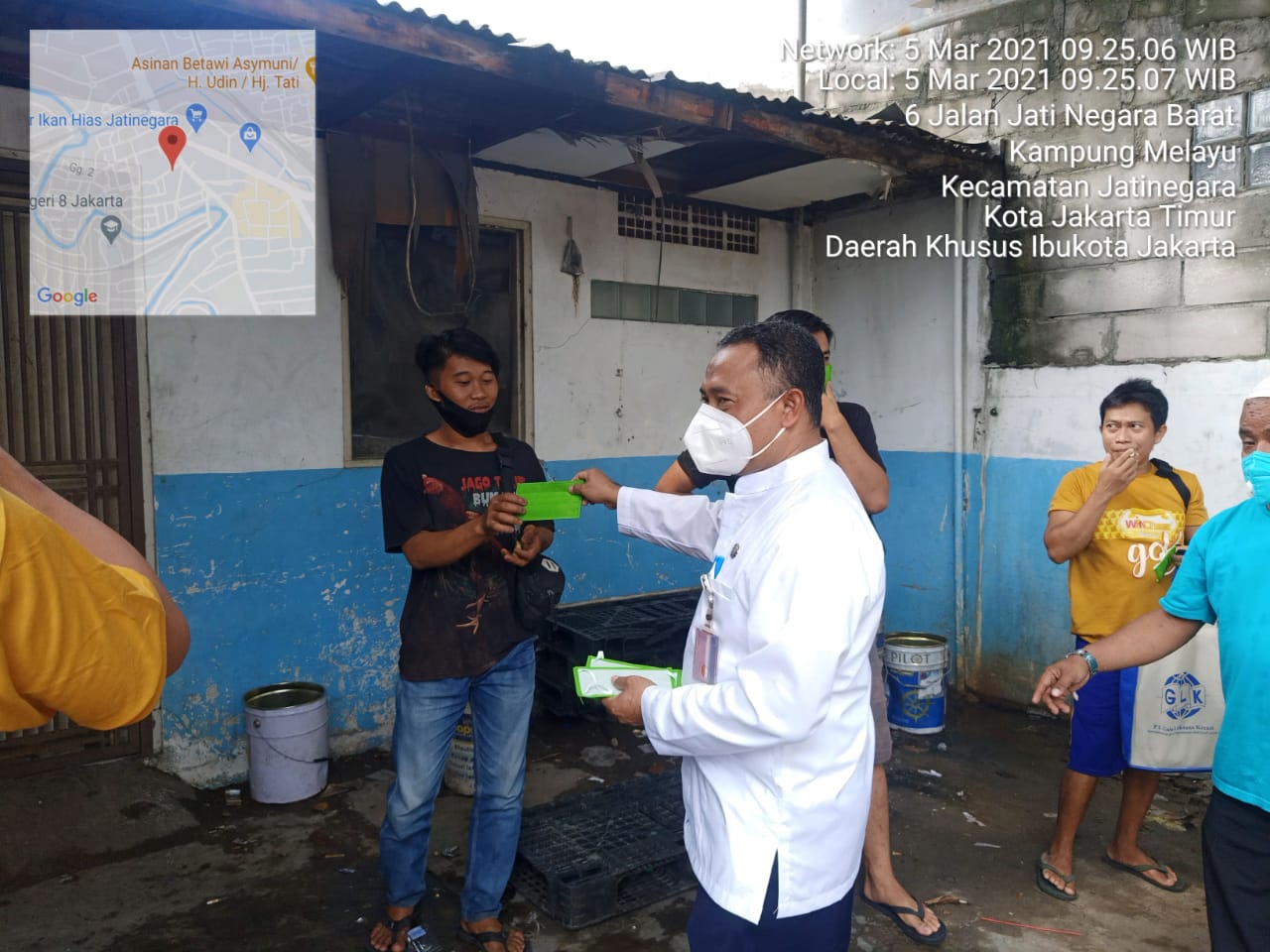 Jajaran Kelurahan Kampung Melayu Kampanyekan 5M dan Bagikan Masker di RW 04