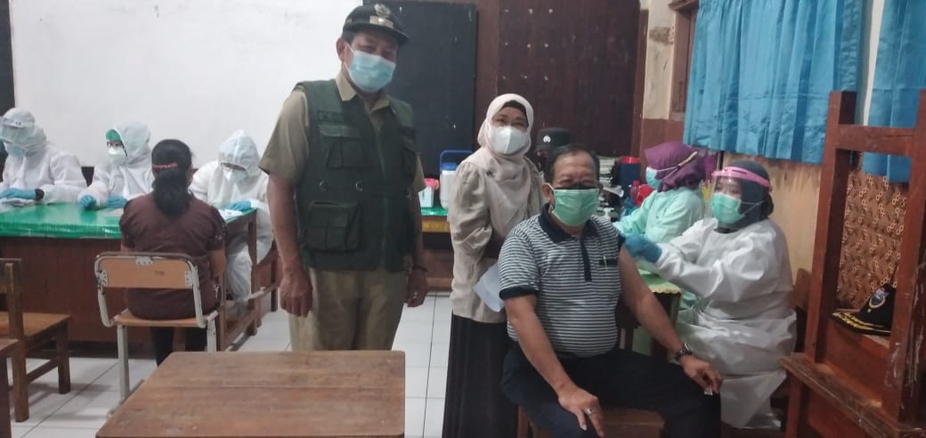 120 Lansia Jalani Vaksinasi Covid-19 di SDN 05 Kelurahan Baru