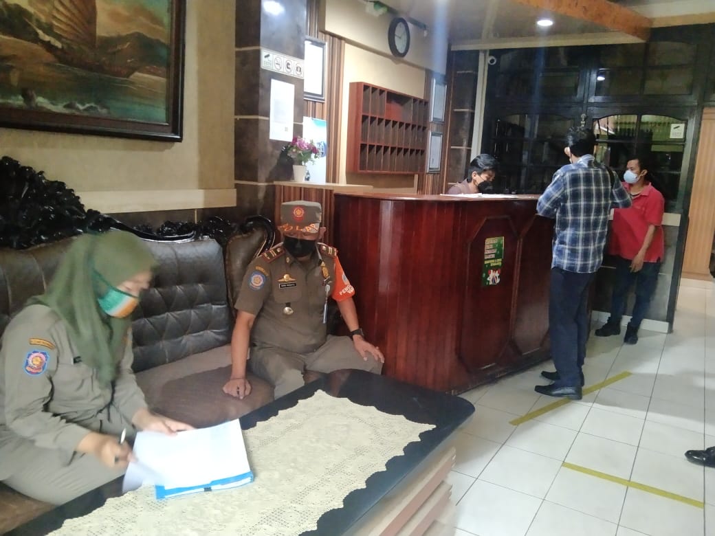 Satpol PP Kelurahan Utan Kayu Utara Sidak Protokol Kesehatan di Tempat Usah
